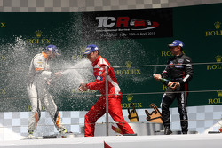Podium Carrera 2: primera posición Andrea Belicchi, SEAT Leon Racer, Target Competition segunda po
