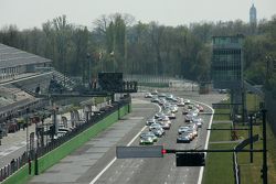 Start: #66 Black Pearl Racing by Rinaldi Ferrari 458 Italia: Steve Parrow, Pierre Kaffer, leidt