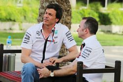 (Von links nach rechts): Toto Wolff, Mercedes-Sportchef, mit Paddy Lowe, Teamchef Mercedes AMG F1