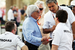 (De izquierda a derecha): Arroz Lowe, Mercedes AMG F1 Director Ejecutivo, con Bernie Ecclestone, de la FOM; y Toto Wolff, Mercedes AMG F1 Accionista y Director Ejecutivo