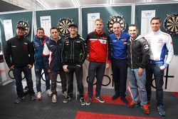 Larry Pegram, Team Hero EBR, Randy de Puniet, VOLTCOM Crescent Suzuki, Ayrton Badovini, BMW Motorrad Italia, Tom Sykes, Kawasaki, Chaz Davies, Ducati Team, Jan Dekker, champion de fléchettes, Leon Haslam, Aprilia Racing Team, et Michael van der Mark, Pata