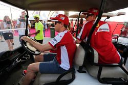 Sebastian Vettel, Ferrari conduit une voiturette de golf avec Kimi Raikkonen, Ferrari et Britta Roeske, attachée de presse Ferrari