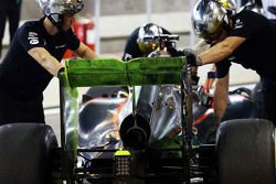 Fernando Alonso, McLaren MP4-30 avec de la peinture flow-vis sur l'aileron arrière