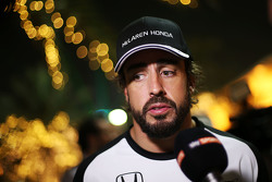 Fernando Alonso, McLaren, con la prensa