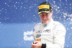 Ganador de la Carrera Stoffel Vandoorne, ART Grand Prix