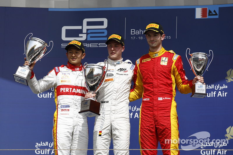 Pada Feature Race di GP2 Bahrain, Rio Haryanto berhasil finis di posisi kedua ketika Stoffel Vandoorne meraih kemenangan bersama tim ART Grand Prix. Alexander Rossi melengkapi podium ketiga.