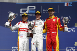 Podio: ganador de la carrera Stoffel Vandoorne, ART Grand Prix, el segundo lugar Río Hary, Campos Racing, el tercer lugar Alexander Rossi, Ingeniería Racing