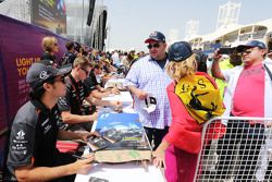 Sergio Perez en Nico Hulkenberg, Sahara Force India F1, zetten handtekeningen voor de fans