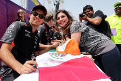Sergio Pérez y Nico Hulkenberg, Sahara Force India F1 firmar autógrafos para los aficionados