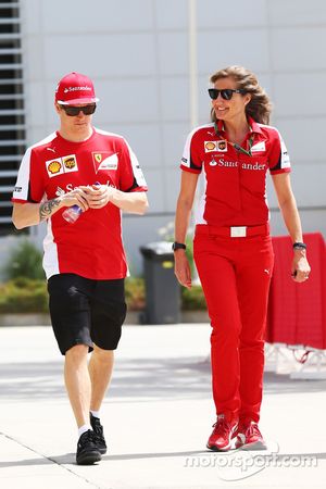 Kimi Räikkönen, Ferrari, mit Stefania Bocchi, Ferrari-Pressevertreter