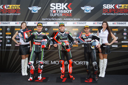 Le deuxième, Jonathan Rea, Kawasaki, le poleman Tom Sykes, Kawasaki, et le troisième Leon Haslam, Aprilia Racing Team