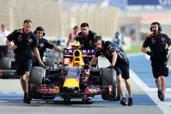 De Red Bull Racing RB11 van Daniil Kvyat, Red Bull Racing, wordt door mecaniciens door de pitstraat 