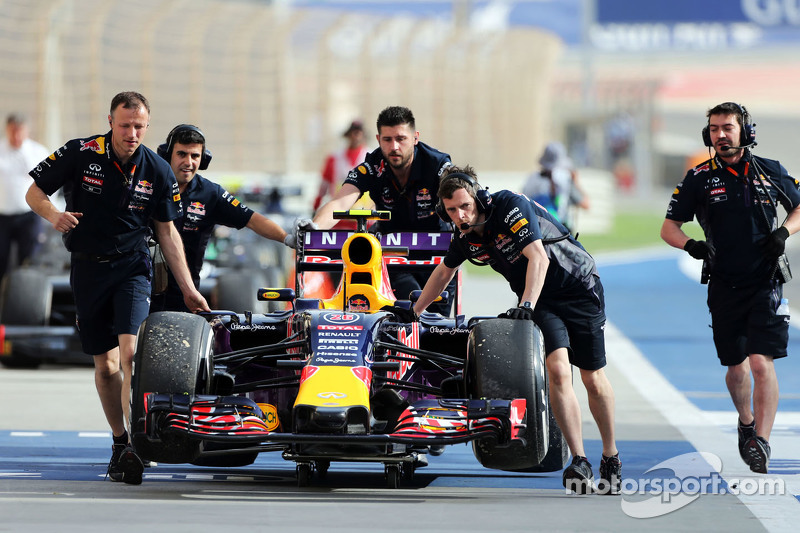 Der Red Bull Racing RB11 von Daniil Kvyat, Red Bull Racing, wird im dritten Training von den Mechani