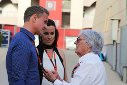 David Coulthard, de Red Bull Racing y Scuderia Toro Asesor / Comentarista de BBC Television con Lee