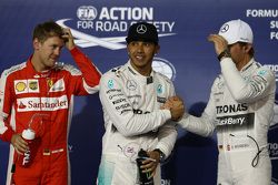 Pole para Lewis Hamilton, Mercedes AMG F1, segundo para Sebastian Vettel, Ferrari SF15-T e terceiro 