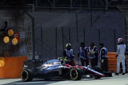 Jenson Button, McLaren MP4-30 s'arrête en piste pendant les qualifications