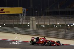 Kimi Raikkonen, Ferrari SF15-T sacando chispas