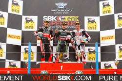 Podium :el segundo lugar, Chaz Davies, Ducati Team, el ganador, Jonathan Rea, Kawasaki, el tercer lu