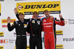 Podium: El ganador de la carrera, Jason Plato, segundo lugar, Gordon Shedden, tercer lugar, Colin Turkington