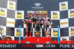 Podium : le deuxième Chaz Davies, Ducati Team, le vainqueur Jonathan Rea, Kawasaki, et le troisième Michael van der Mark, Pata Honda