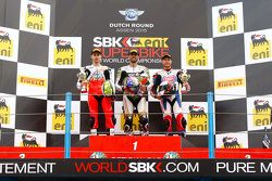 Podium : le deuxième Jules Cluzel, MV Agusta, le vainqueur Kenan Sofuoglu, Puccetti Racing Kawasaki, et le troisième Kyle Smith, Pata Honda