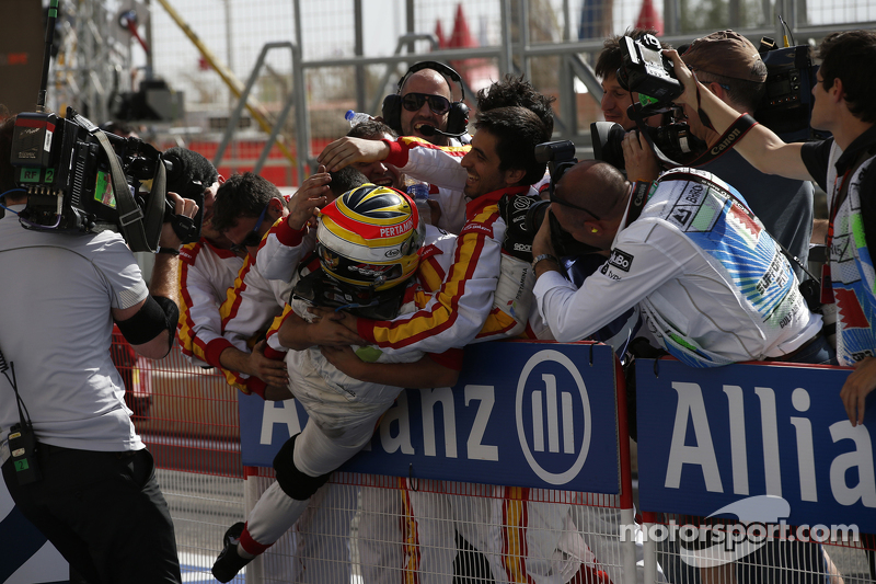 Rio Haryanto merayakan kemenangan bersama dengan kru Campos Racing.