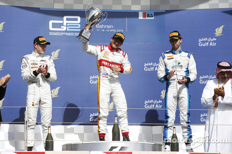 Ekspresi kegembiraan Rio Haryanto meraih trofi kemenangan pada Sprint Race GP2 Bahrain 2015.