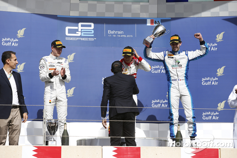 Le vainqueur Rio Haryanto, Campos Racing, le deuxième Stoffel Vandoorne, ART Grand Prix et le troisième Nathanael Berthon, Lazarus