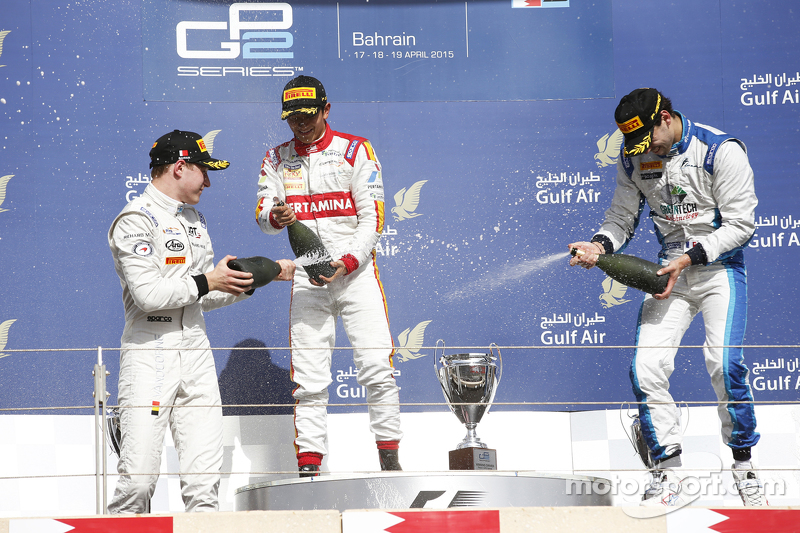 Aksi sampanye oleh Pemenang balapan, Rio Haryanto bersama peringkat kedua Stoffel Vandoorne dan Nathanael Berthon.