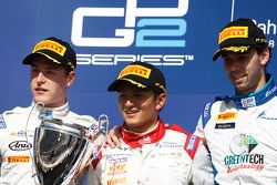 Le vainqueur Rio Haryanto, Campos Racing, le deuxième Stoffel Vandoorne, ART Grand Prix et le troisième Nathanael Berthon, Lazarus