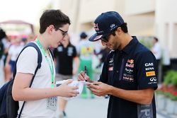 Daniel Ricciardo, Red Bull Racing signe des autographes pour les fans