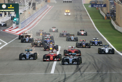 Lewis Hamilton, Mercedes AMG F1 W06 conduce al comienzo de la carrera