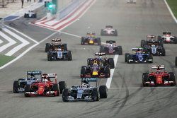 Lewis Hamilton, Mercedes AMG F1 W06 conduce al comienzo de la carrera