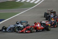 Nico Rosberg, Mercedes AMG F1 W06 et Kimi Raikkonen, Ferrari SF15-T au départ de la course