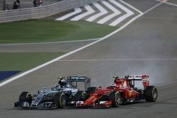 Nico Rosberg, Mercedes AMG F1 W06 locks up under braking as he battle for position with Kimi Raikkonen, Ferrari SF15-T