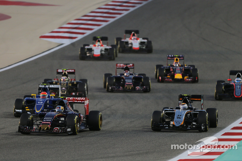 Carlos Sainz Jr., Scuderia Toro Rosso STR10 and Sergio Perez, Sahara Force India F1 VJM08