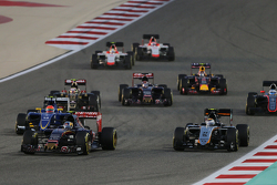 Carlos Sainz Jr., Scuderia Toro Rosso STR10 et Sergio Perez, Sahara Force India F1 VJM08