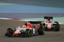 Roberto Merhi, Manor F1 Team devant son équipier Will Stevens, Manor F1 Team