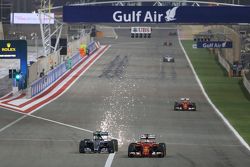 Нико Росберг, Mercedes AMG F1 W06 и Себастьян Феттель, Ferrari SF15-T борются за позицию