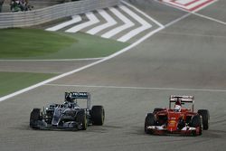 Nico Rosberg, de Mercedes AMG F1 W06 y Sebastian Vettel, Ferrari SF15-T batalla por la posición