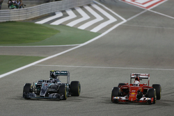 Nico Rosberg, Mercedes AMG F1 W06, und Sebastian Vettel, Ferrari SF15-T, im Zweikampf