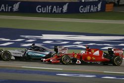 Nico Rosberg, de Mercedes AMG F1 W06 y Sebastian Vettel, Ferrari SF15-T batalla por la posición