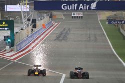 Daniil Kvyat, Red Bull Racing RB11 et Fernando Alonso, McLaren MP4-30 en lutte pour une position