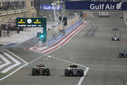 Romain Grosjean, Lotus F1 E23 et Nico Hulkenberg, Sahara Force India F1 VJM08 en lutte pour une position
