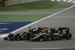 Romain Grosjean, Lotus F1 E23 y Nico Hulkenberg, batalla Sahara Force India VJM08 F1 para la posición