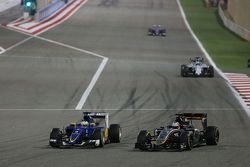 Marcus Ericsson, Sauber C34 y Nico Hulkenberg, batalla Sahara Force India VJM08 F1 para la posición