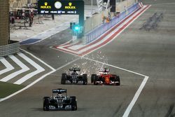 Льюис Хэмилтон на Mercedes AMG F1 W06 покидает пит-лейн; Нико Росберг на Mercedes AMG F1 W06 и Себас