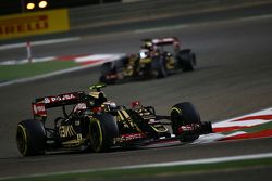 Pastor Maldonado, Lotus F1 E23 leads team mate Romain Grosjean, Lotus F1 E23