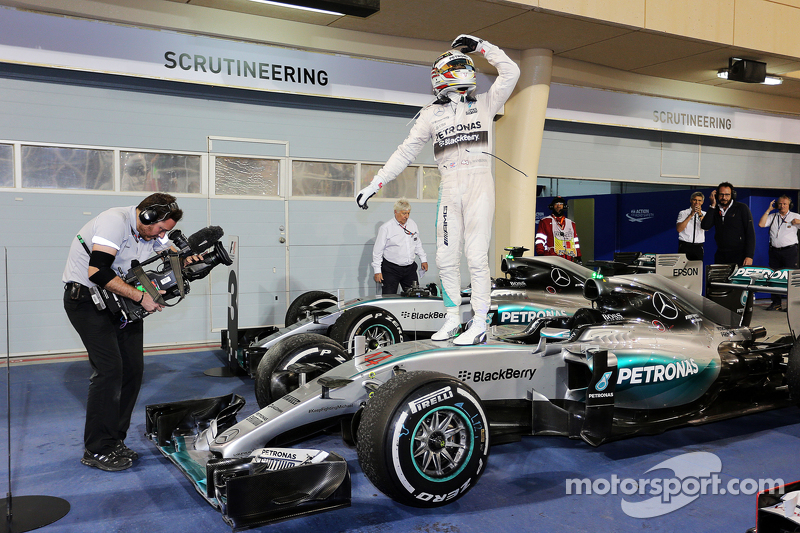 Juara balapan Lewis Hamilton, Mercedes AMG F1 W06 merayakans di parc ferme