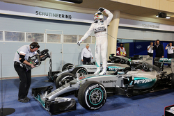 Le vainqueur Lewis Hamilton, Mercedes AMG F1 W06 fête sa victoire dans le Parc Fermé